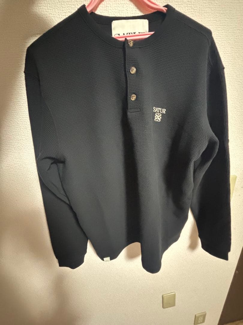 即購入可 SATUR ブラック ヘンリーネック Tシャツ M