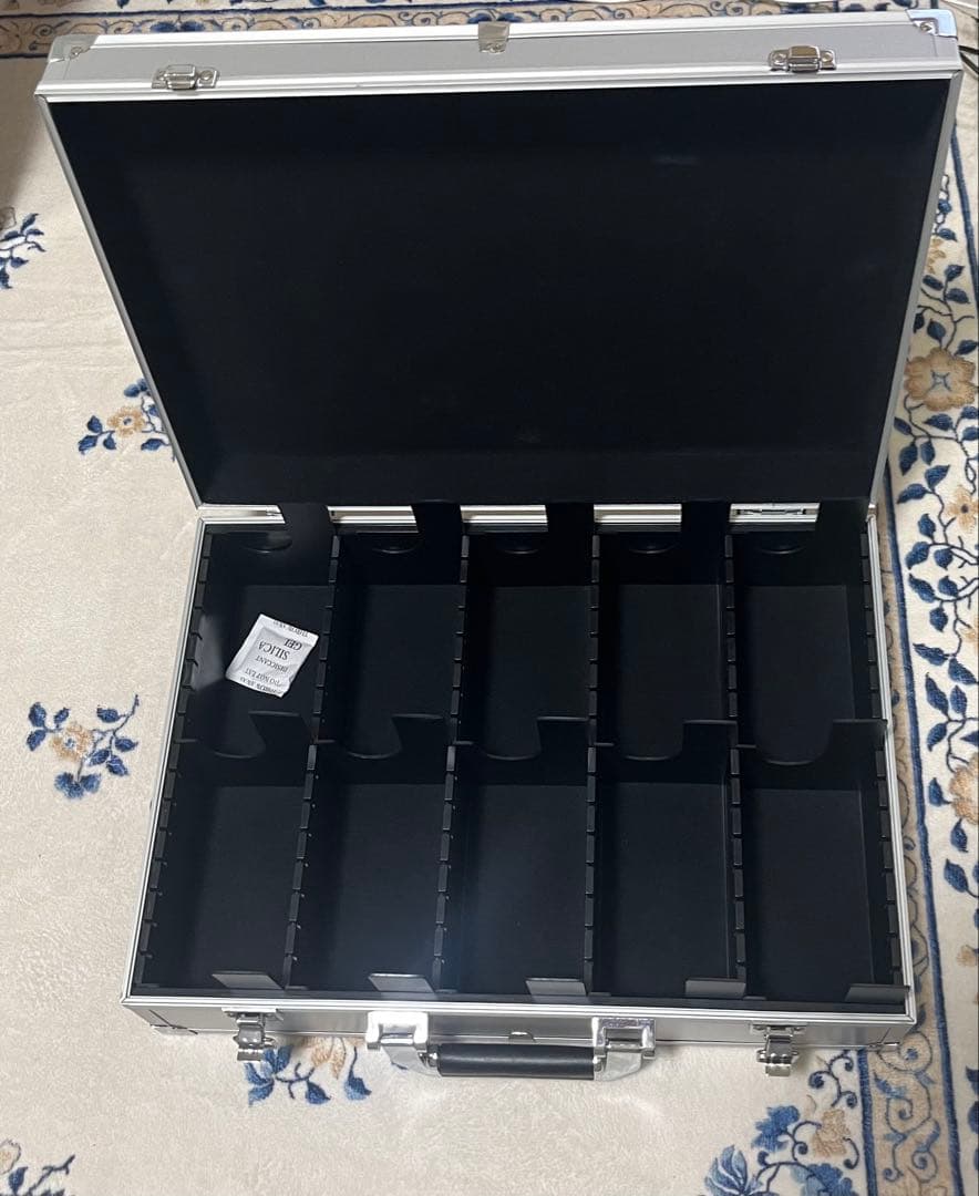 オ*オ様 TOYGER アタッシュケース（シルバー） &カードバインダー