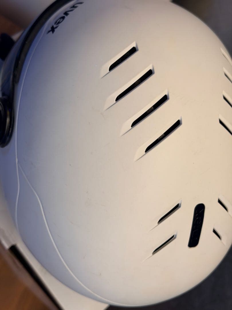 uvex スキーヘルメット バイザー付き（ホワイト）51–55cm