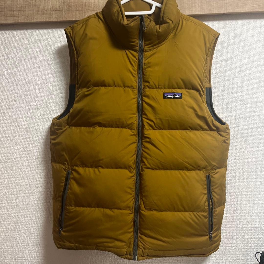 patagonia リバーシブル　ベストダウン　辛子色　ブラウン ダウンベスト