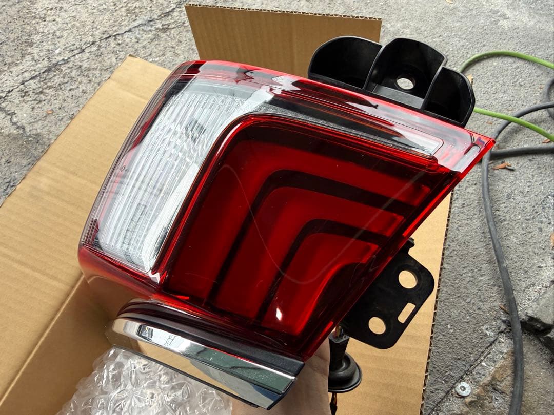 レクサス Lexus ES300h 右側テールランプ 中古