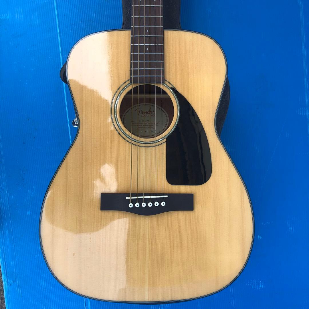 Fender アコースティックギターとハードケース　CF60 NAT ギター台付