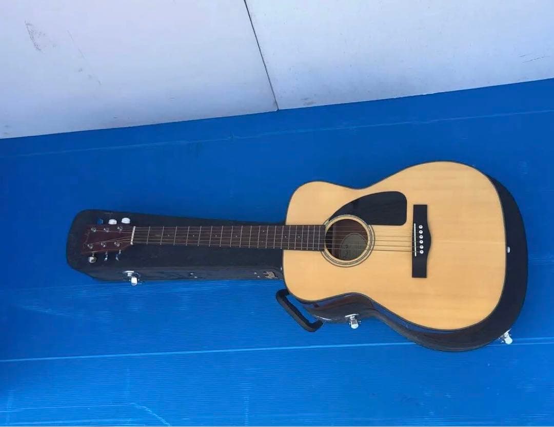 Fender アコースティックギターとハードケース　CF60 NAT ギター台付