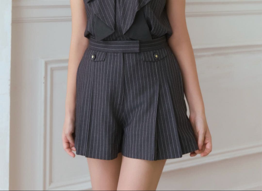 パンツ Herlipto Double Tuck Front Shorts