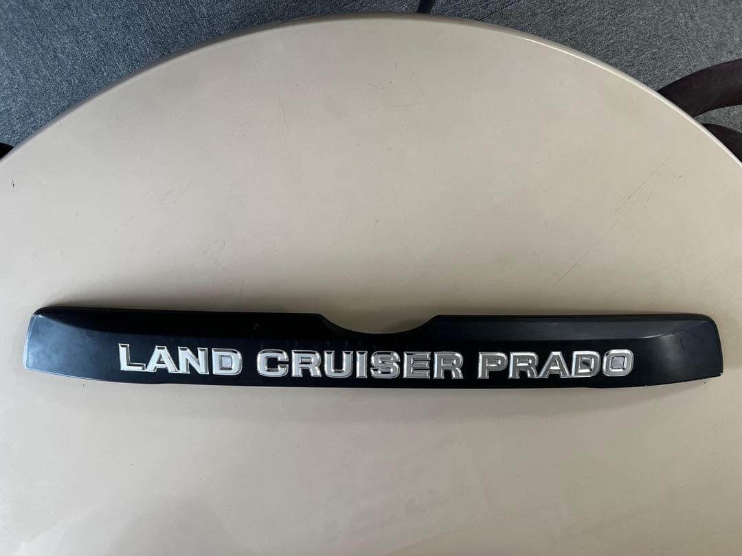 ランドクルーザープラド150後期 リアガーニシュ　ロゴ塗り分け マット　ブラック