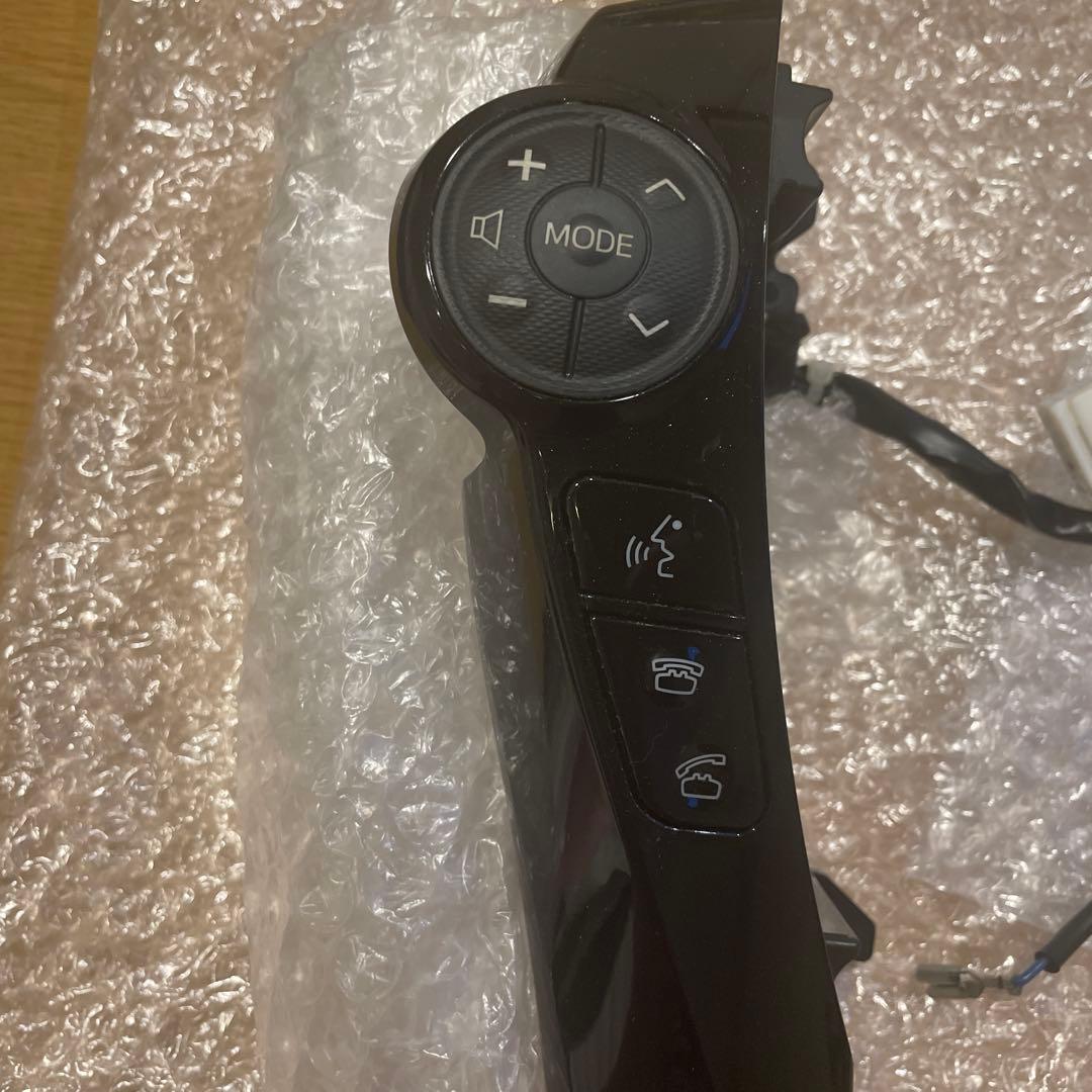 アクア　ステアリングスイッチ プリウス30 ピアノブラック