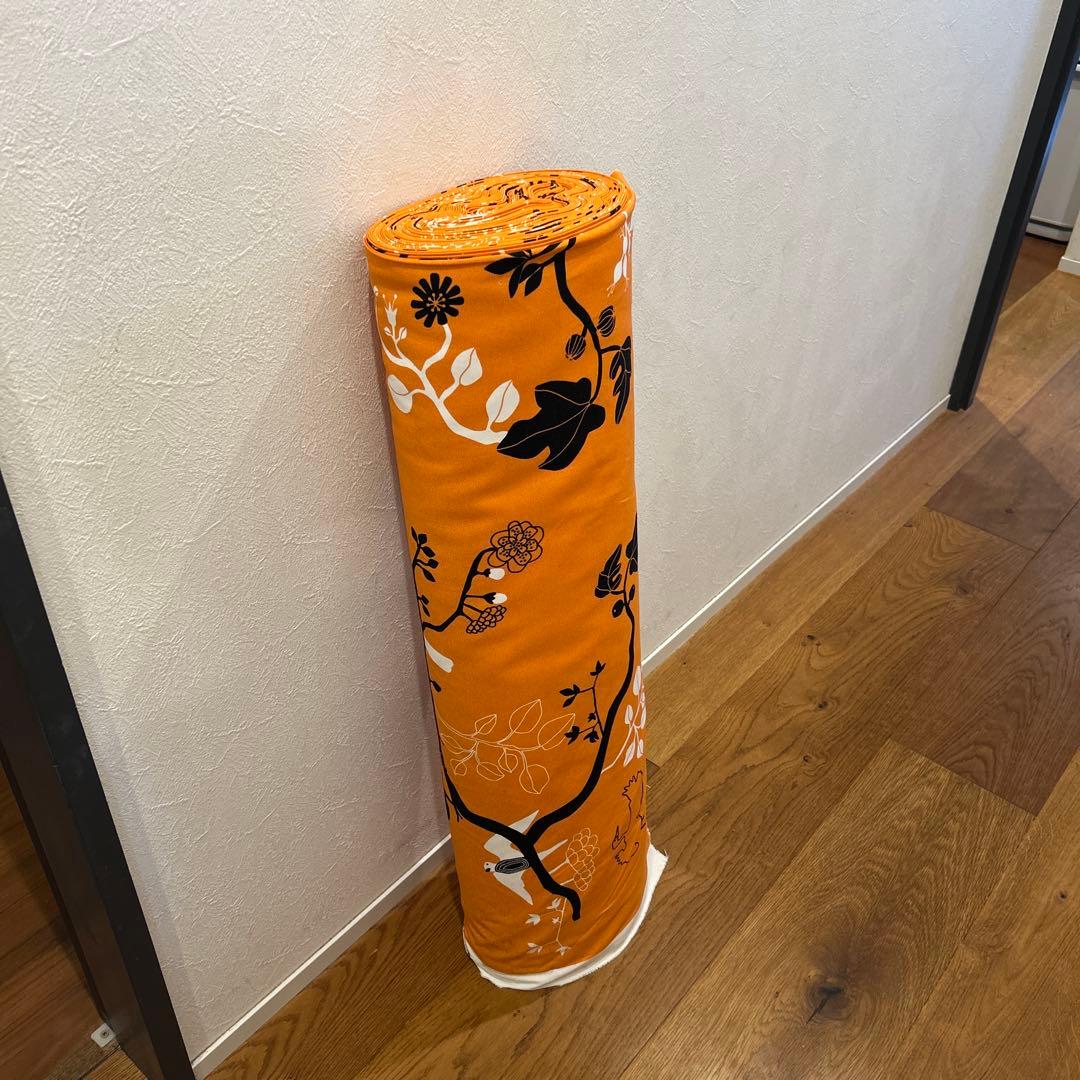 オレンジ色の鳥と植物デザイン布