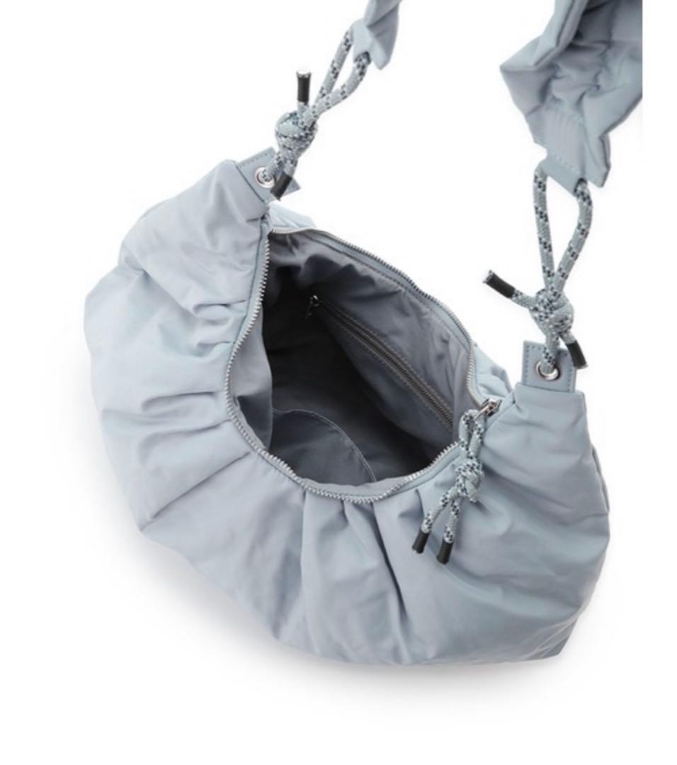 【emmi atelier】ムーン型ボディーバック ライトブルー