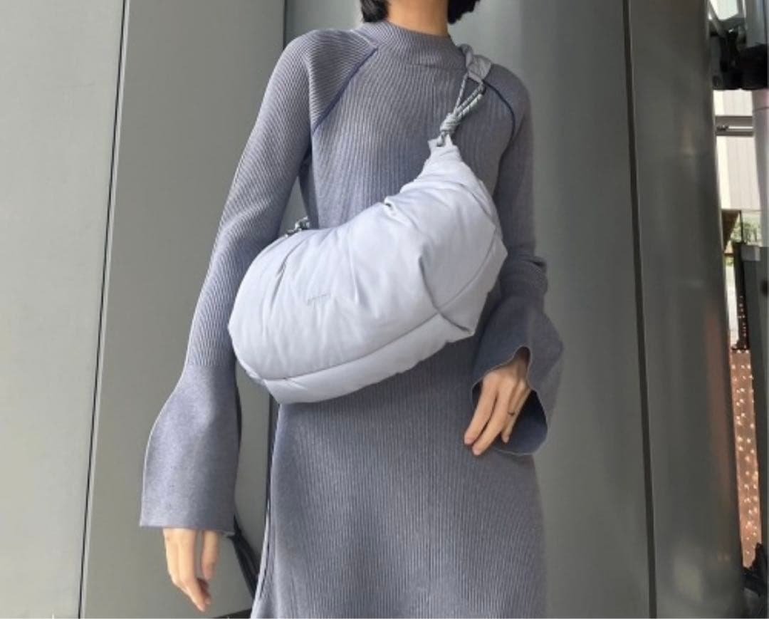 【emmi atelier】ムーン型ボディーバック ライトブルー