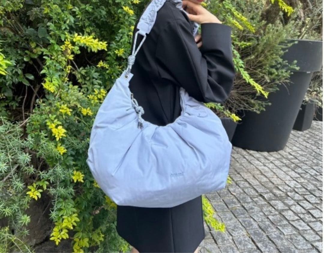 【emmi atelier】ムーン型ボディーバック ライトブルー