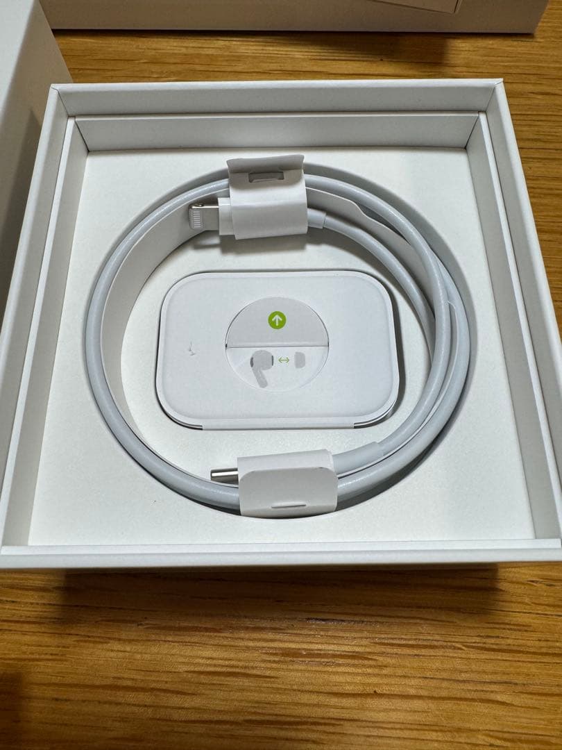 【極美品】AirPods Pro 2 (Magsafe対応、ライトニング)