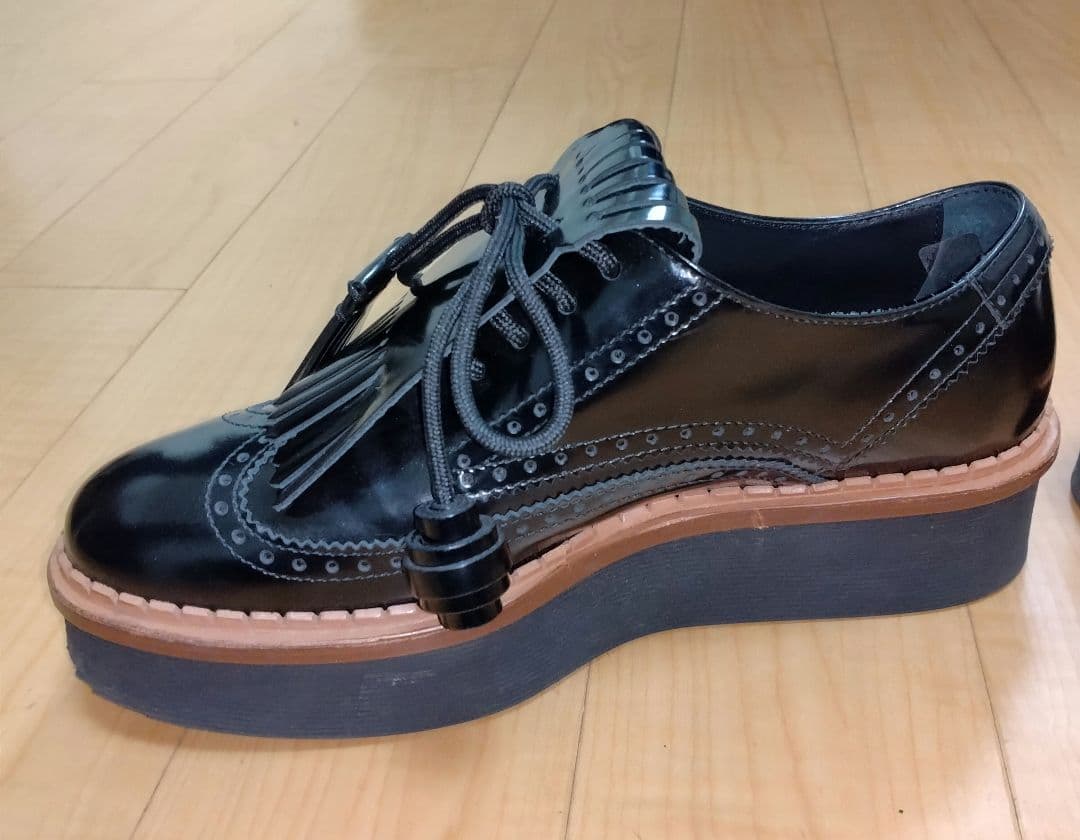 【TODS】トッズ黒エナメルタッセル厚底レディースローファー★美品