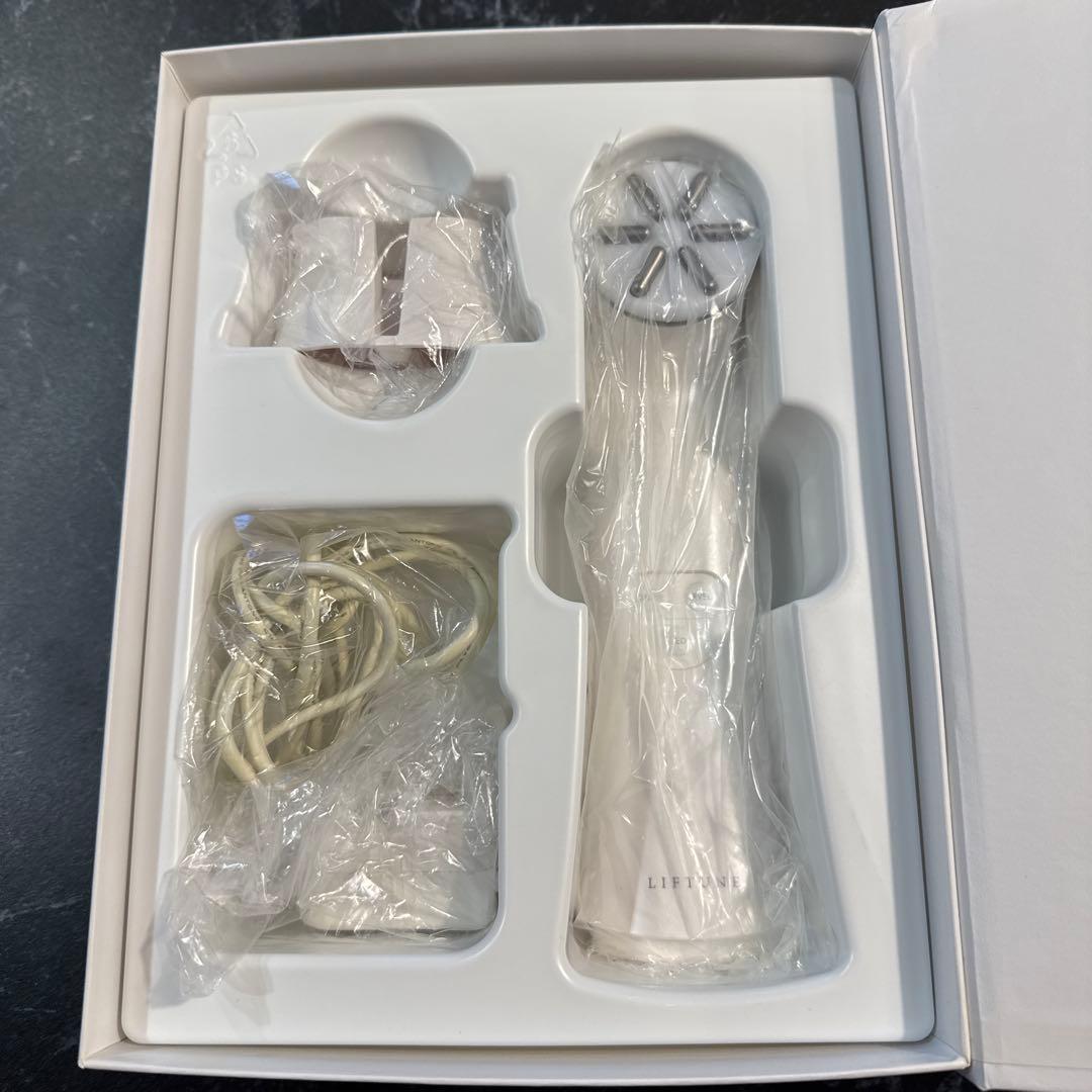 LIFTUNE 美顔器 ホワイト 本体と付属品