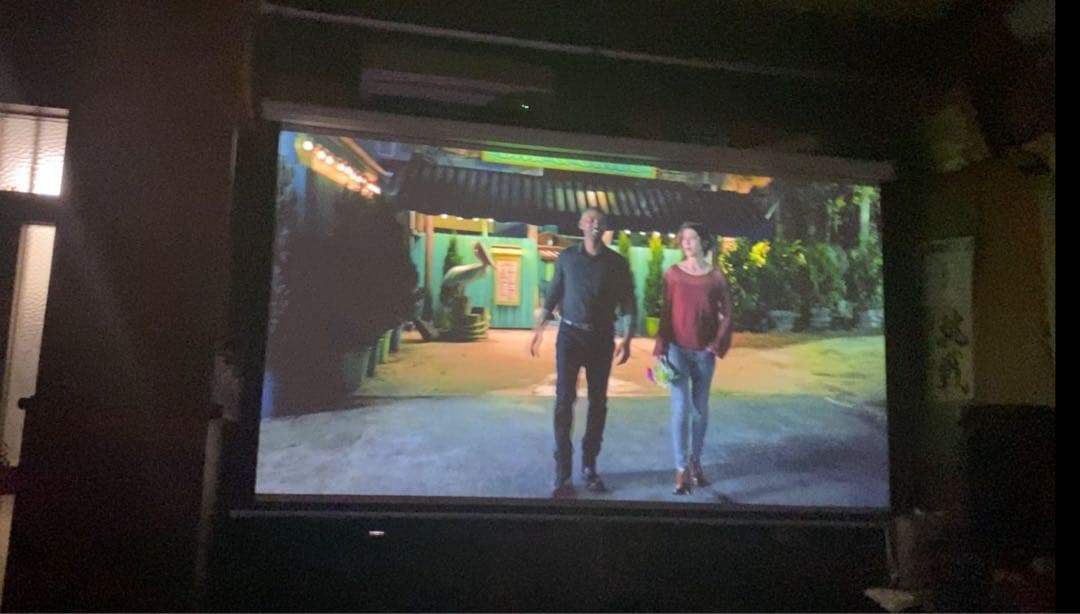 XGIMI HORIZON プロジェクター。スタンド付き