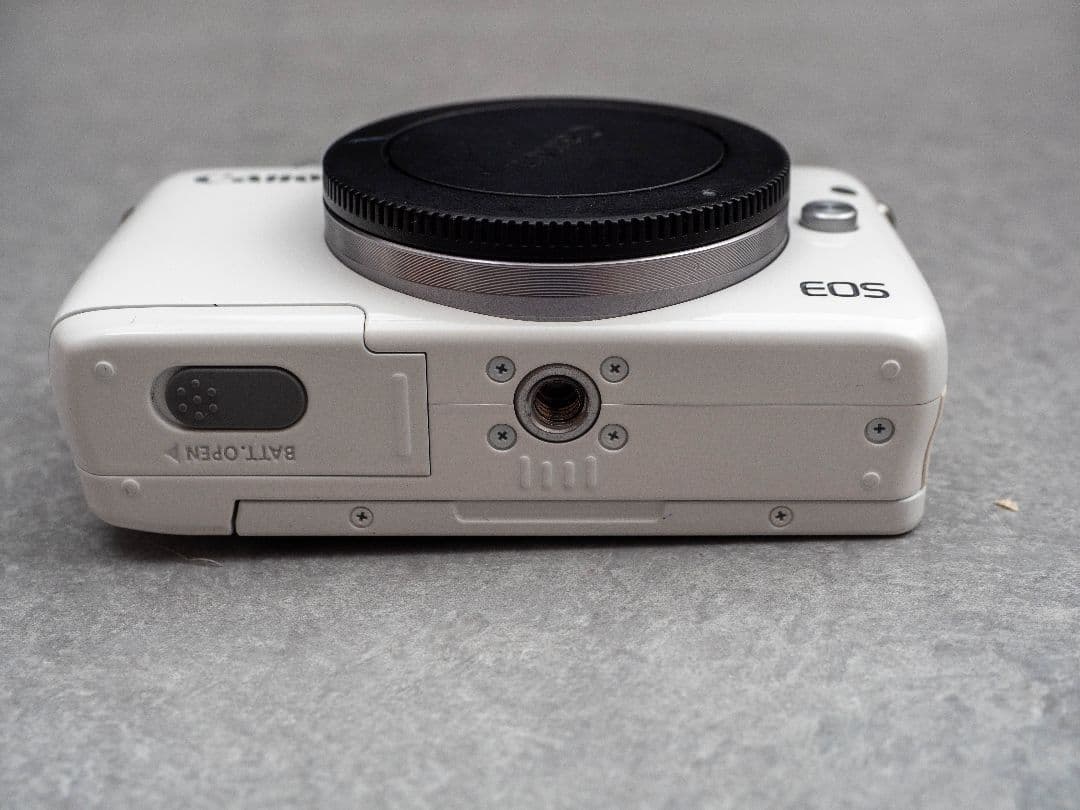 Canon EOS M10ダブルズームキット+単焦点レンズ２本付き