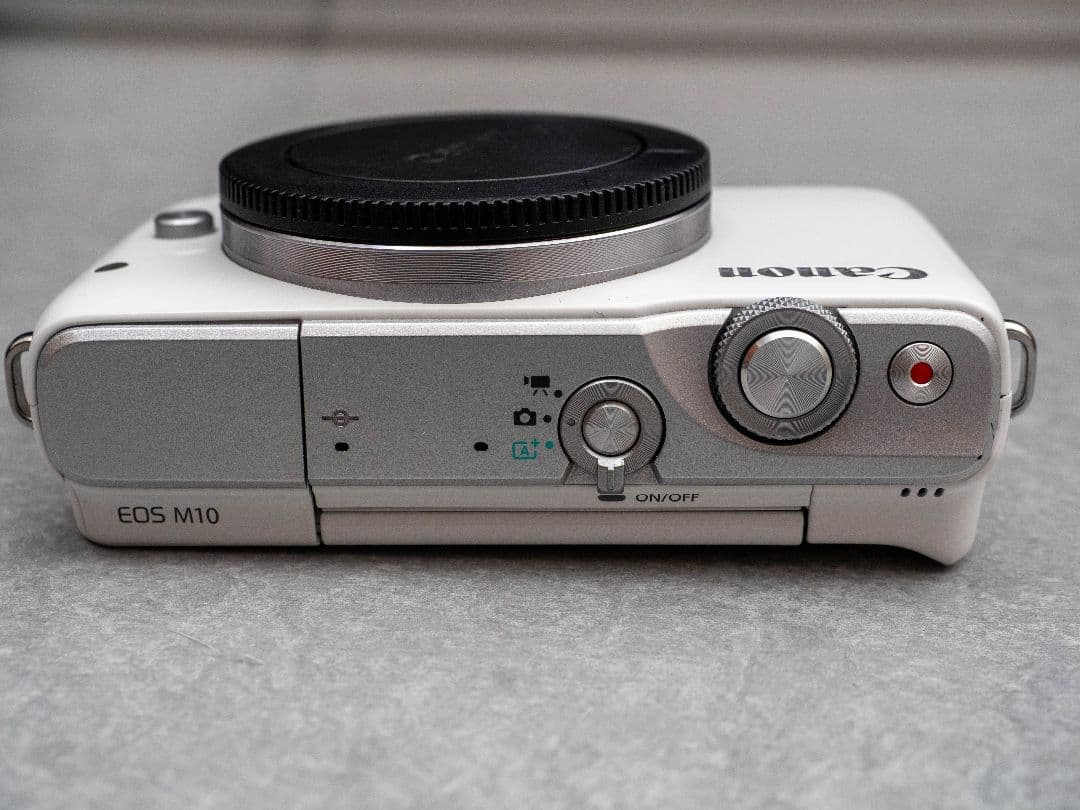 Canon EOS M10ダブルズームキット+単焦点レンズ２本付き