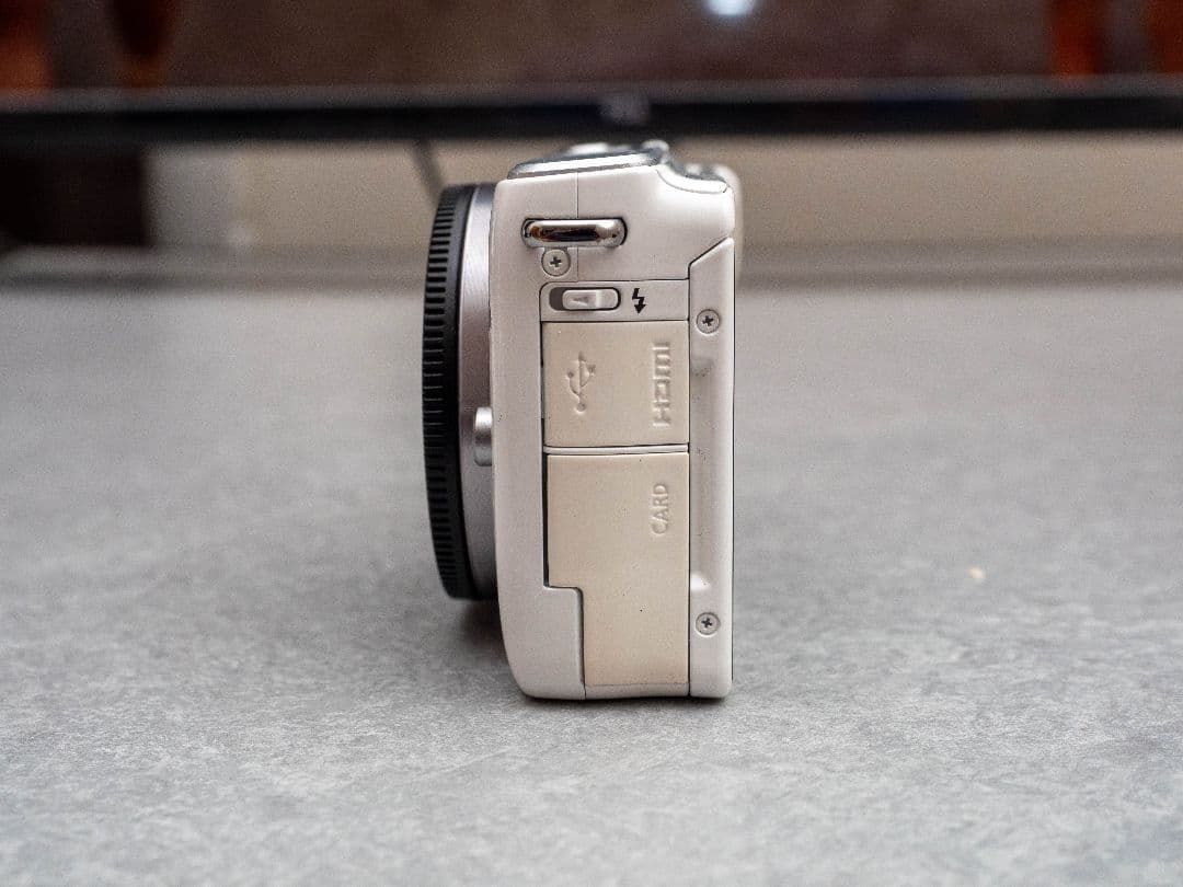 Canon EOS M10ダブルズームキット+単焦点レンズ２本付き