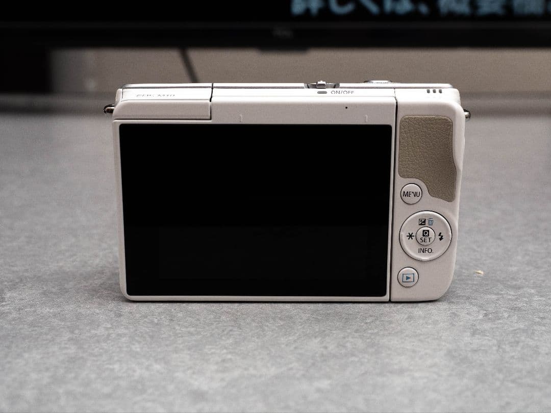 Canon EOS M10ダブルズームキット+単焦点レンズ２本付き