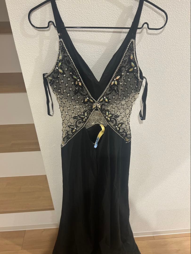 黒のビーズ刺繍フィット＆フレアドレス