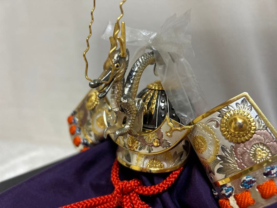 純銀 兜 (剣付) 銀細工 関工芸 武比古 ケース飾り 兜飾り 兜　龍　辰