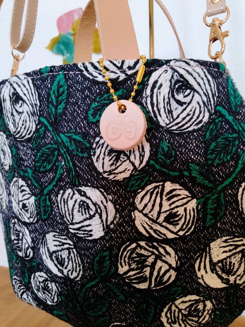 ミナペルホネン 両面楽しめる『丸みを帯びた2way バッグ』М　ストラップあり