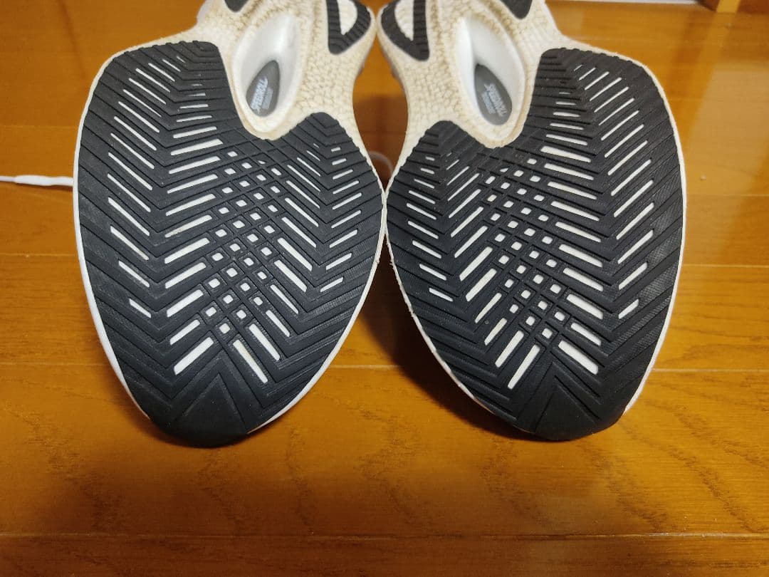 サッカニーエンドルフィンプロ4 27.5cm ホワイト/グレー