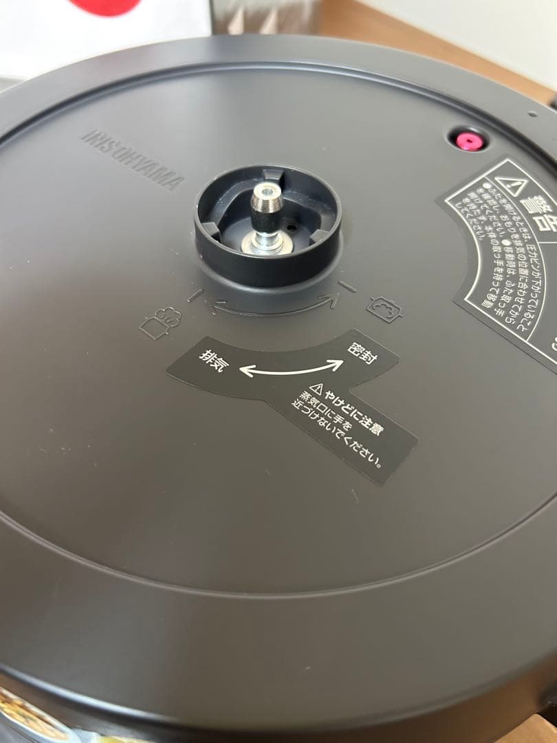 美品　アイリスオーヤマ　電気圧力鍋　4.0L