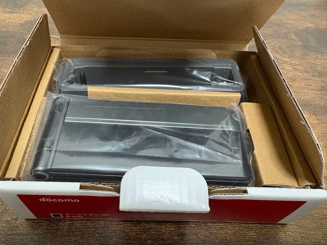 新品未使用　携帯電話　ドコモ　P-01H ダークメタル　ガラケー