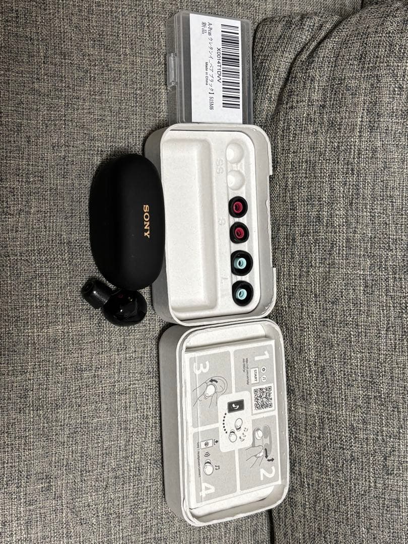 SONY WF-1000XM5 ケースと右耳イヤホン