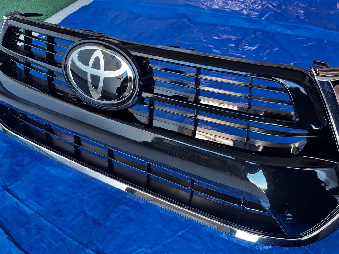 ハイラックス　フロントグリル　TOYOTA