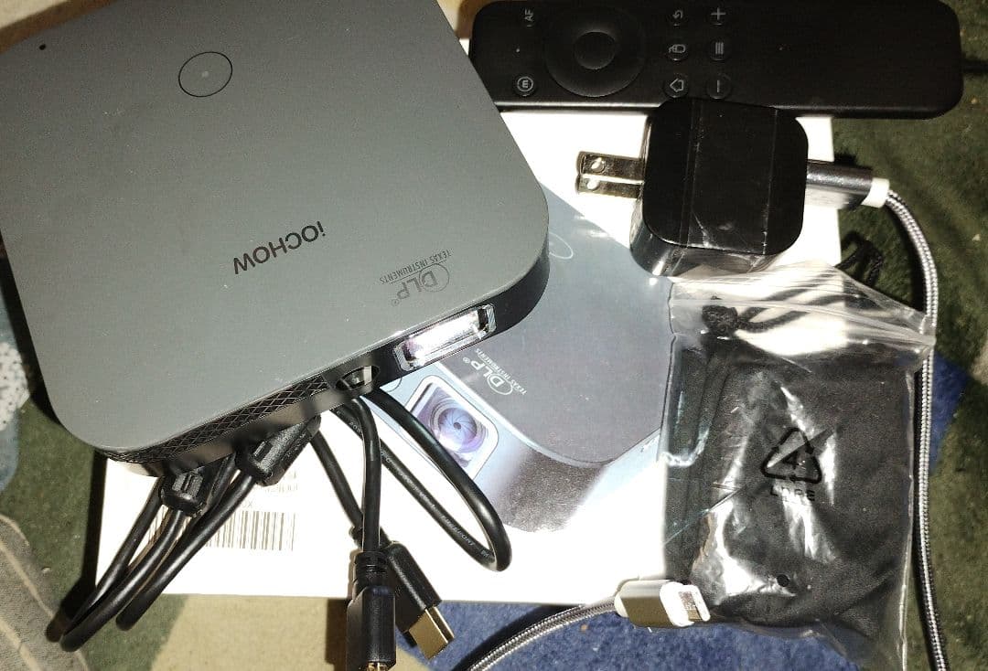 iOCHOW iO4プロジェクター本体、リモコン、元箱、電源、ポーチ他　動作品