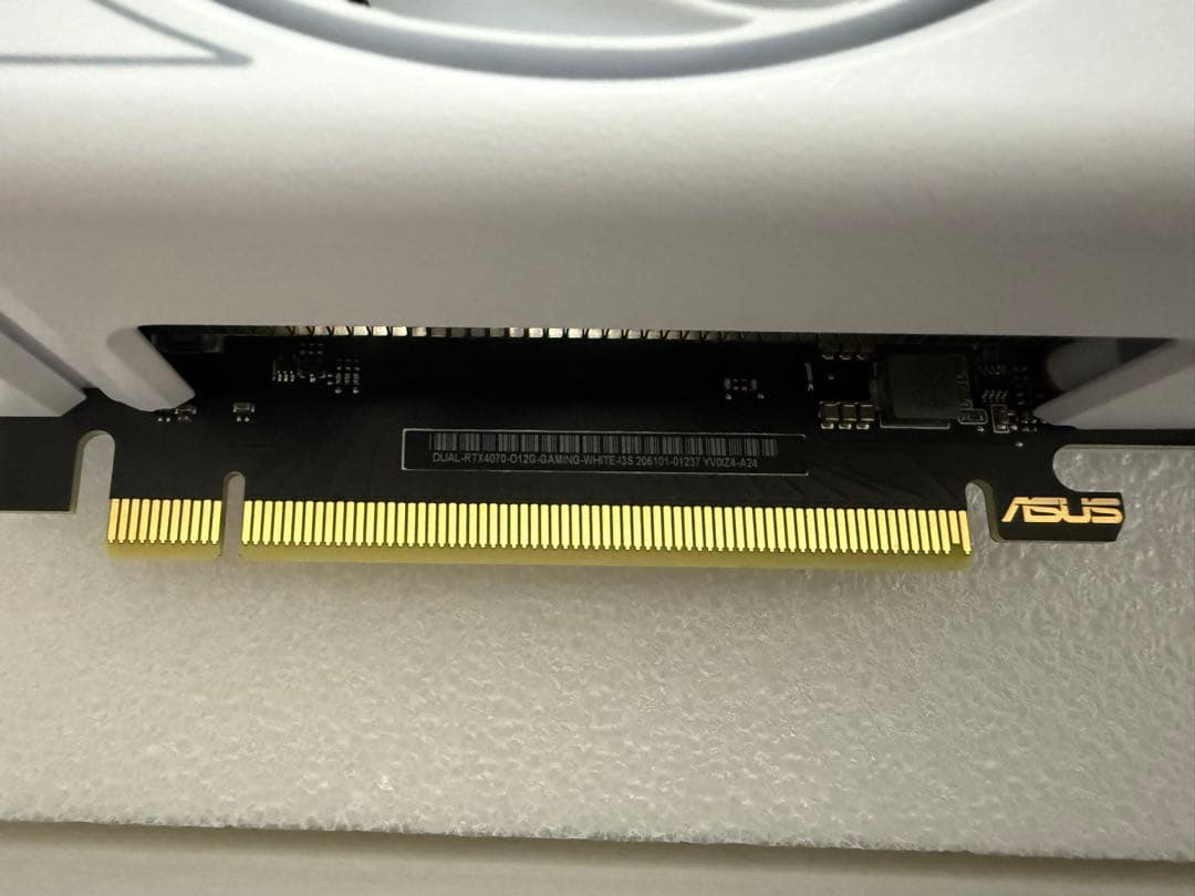 ASUS GeForce RTX4070 12GB ホワイトモデル