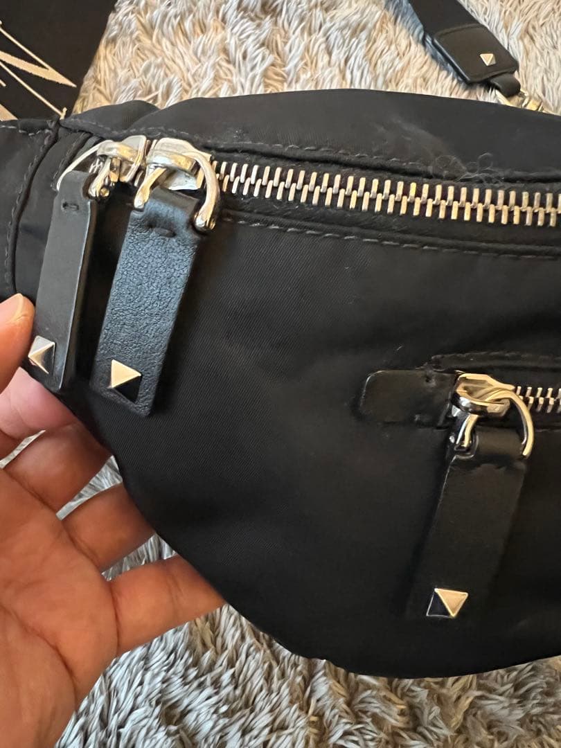 【VALENTINO】ボディバッグ ロックスタッズ VLTNロゴ 黒