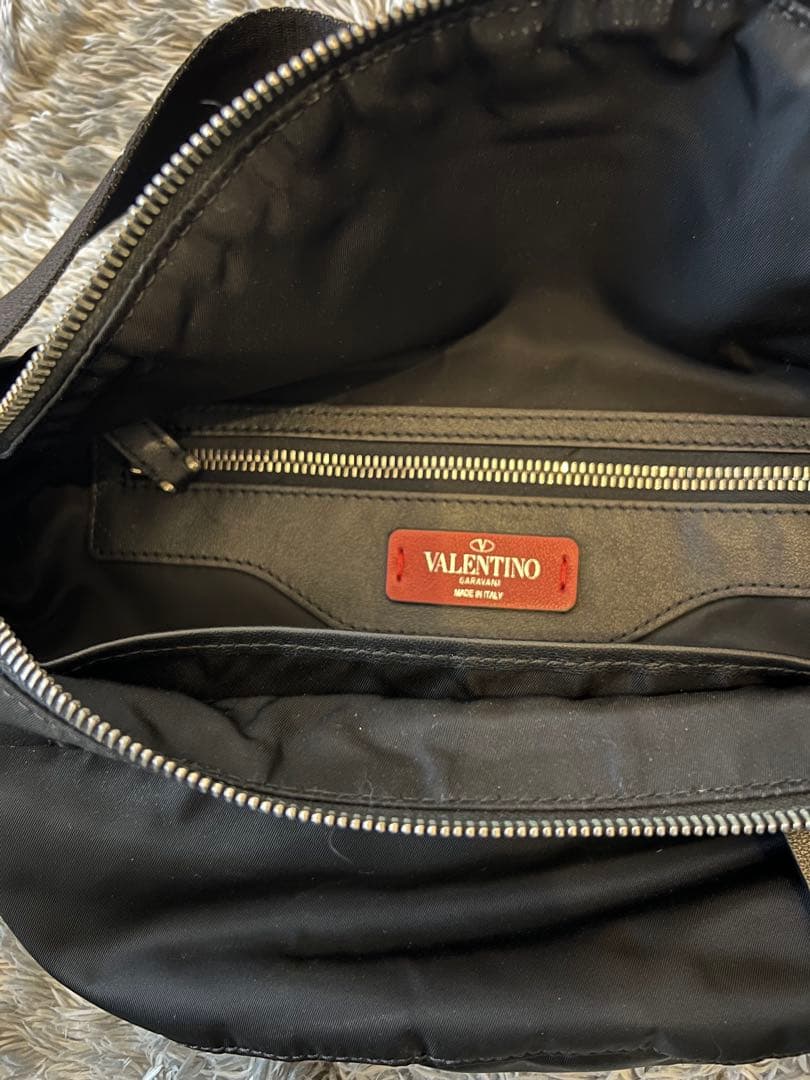 【VALENTINO】ボディバッグ ロックスタッズ VLTNロゴ 黒