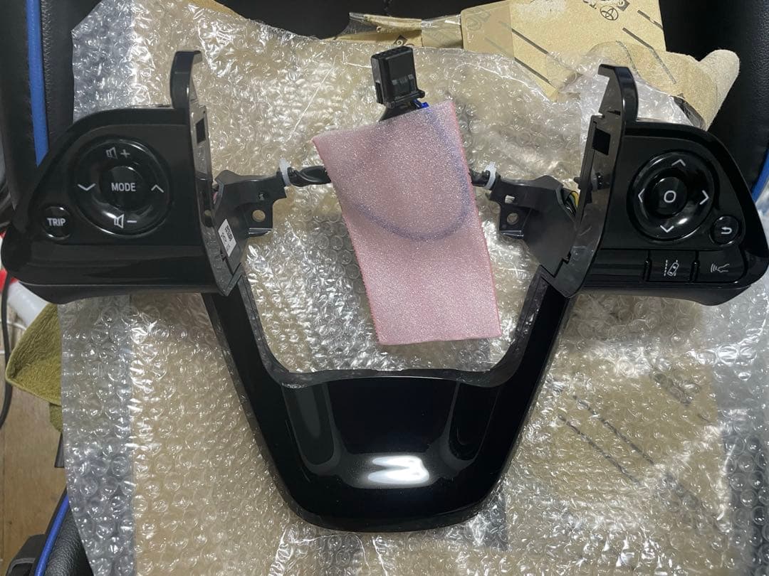 新品トヨタ純正 50プリウス ブラック　ステアリングスイッチパネル