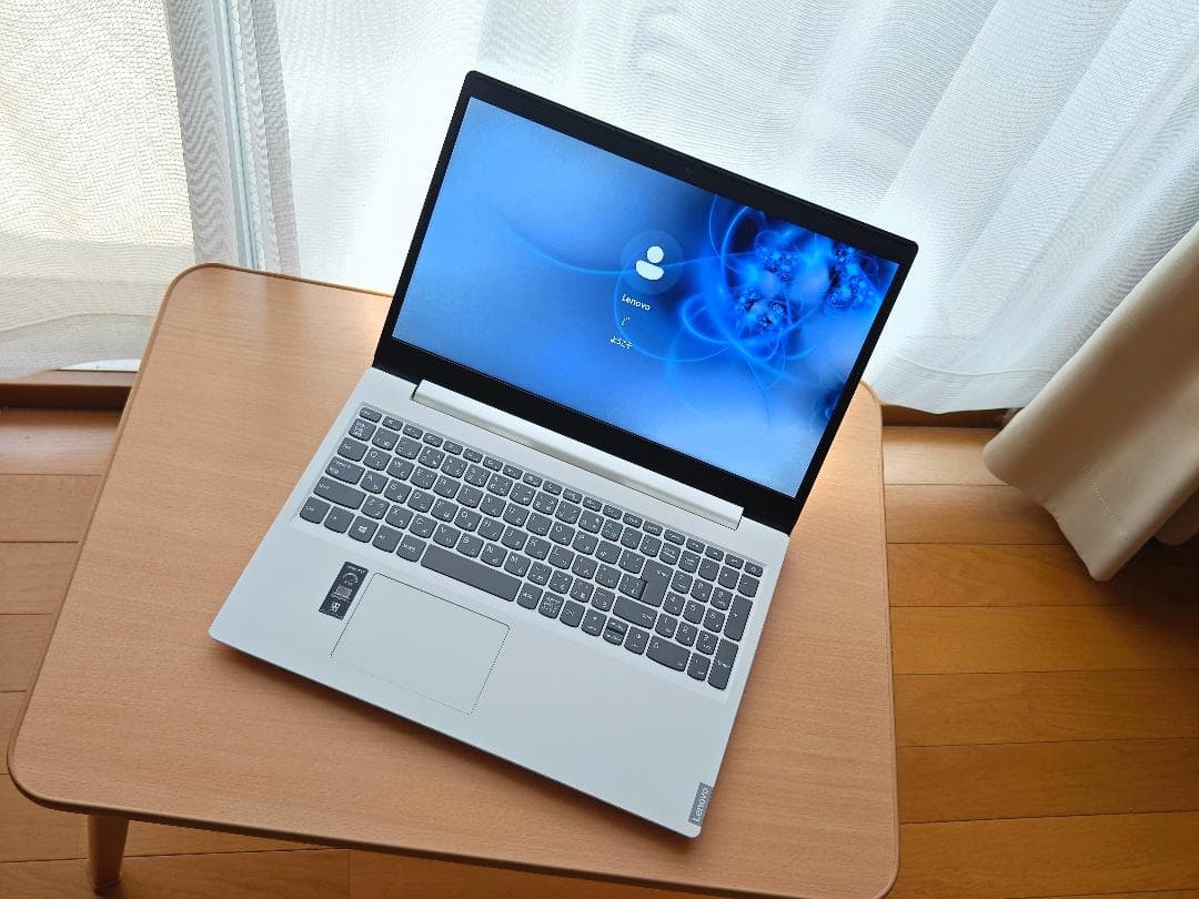 Lenovo Idiapadノートパソコン ホワイト