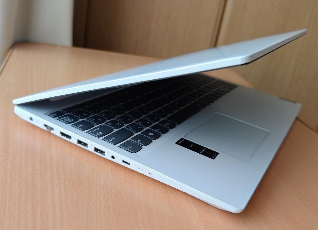 Lenovo Idiapadノートパソコン ホワイト