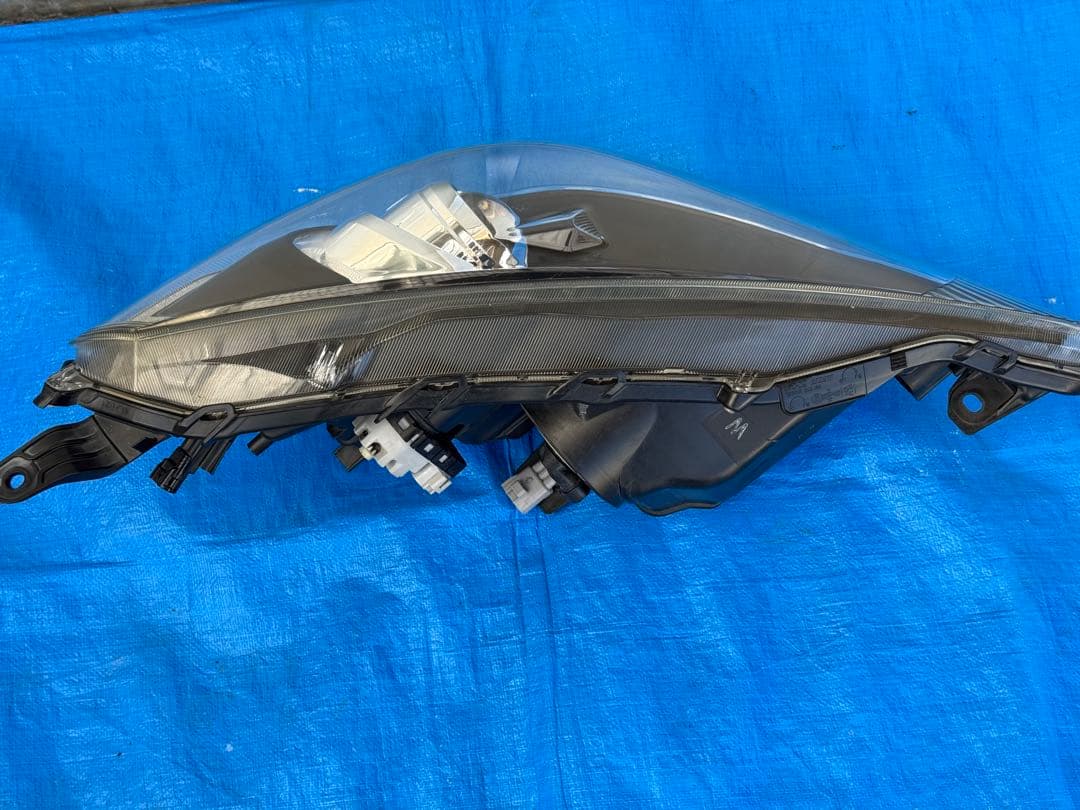 アクアNHP10のヘッドライト（左）