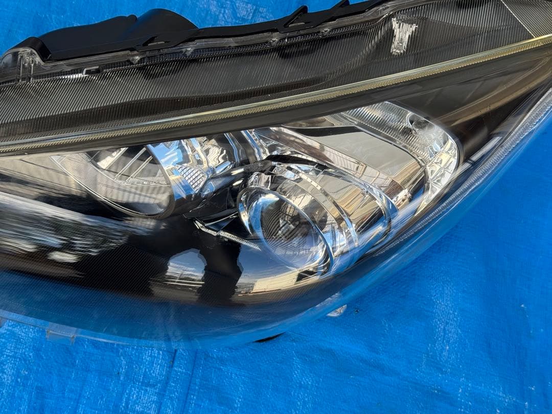 アクアNHP10のヘッドライト（左）