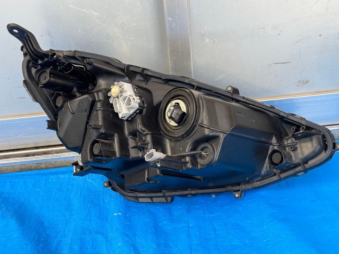 アクアNHP10のヘッドライト（左）