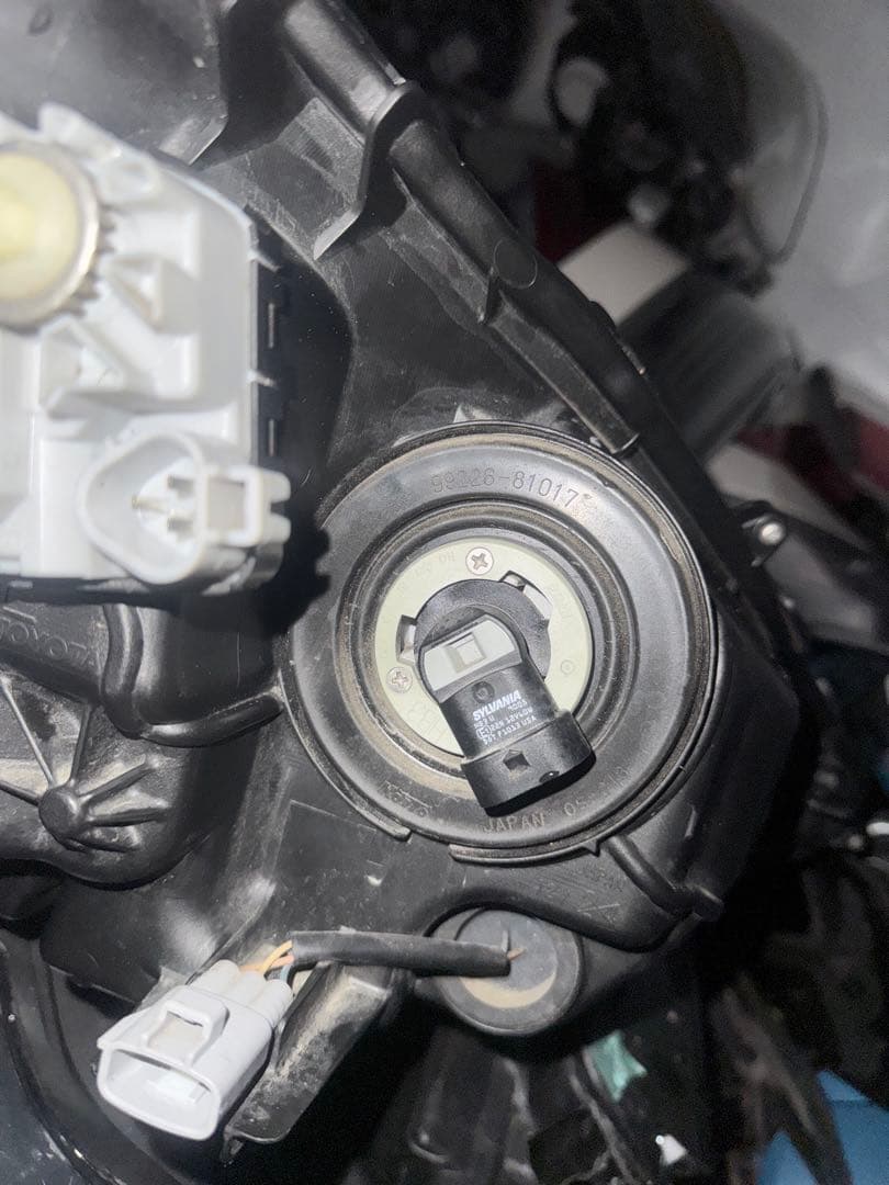 アクアNHP10のヘッドライト（左）