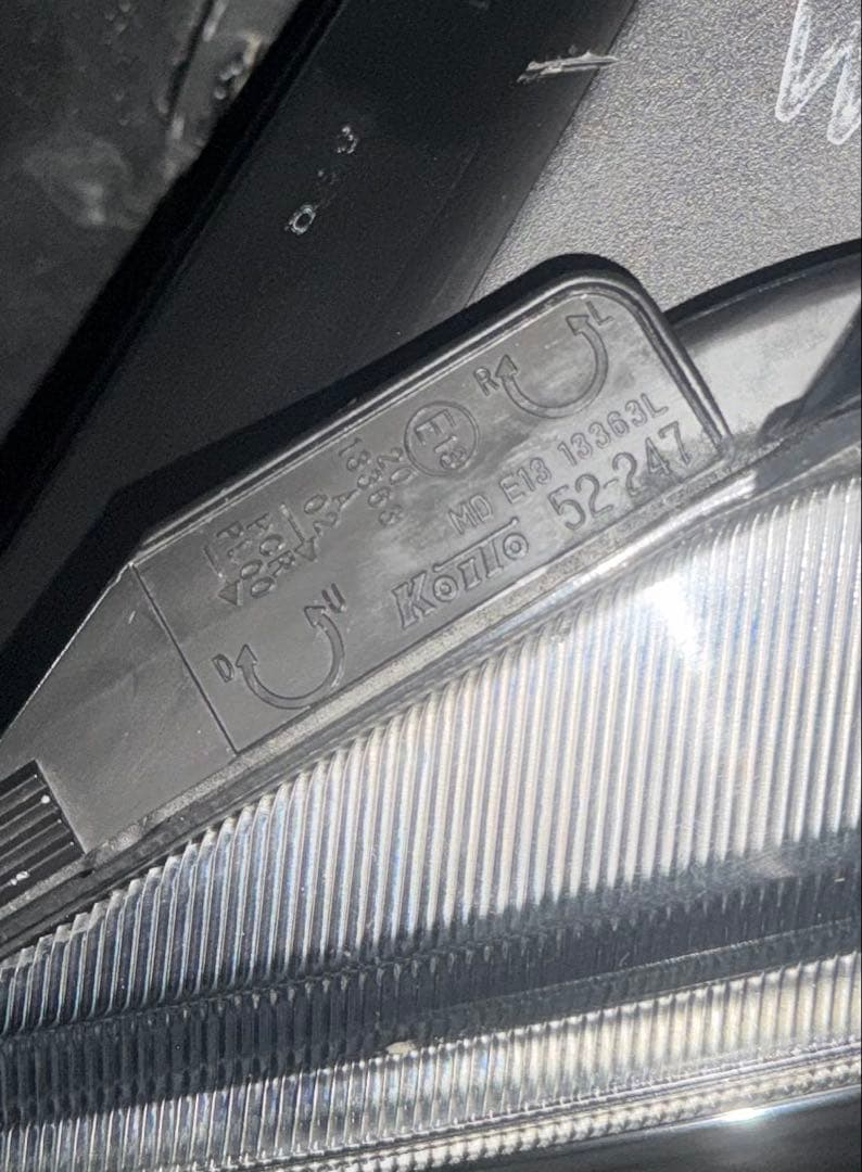 アクアNHP10のヘッドライト（左）