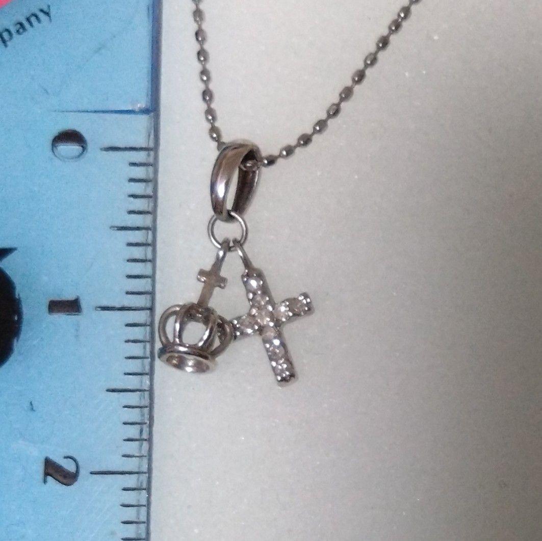 ジュエリーツツミ K10ホワイトゴールド王冠と十字架のネックレス