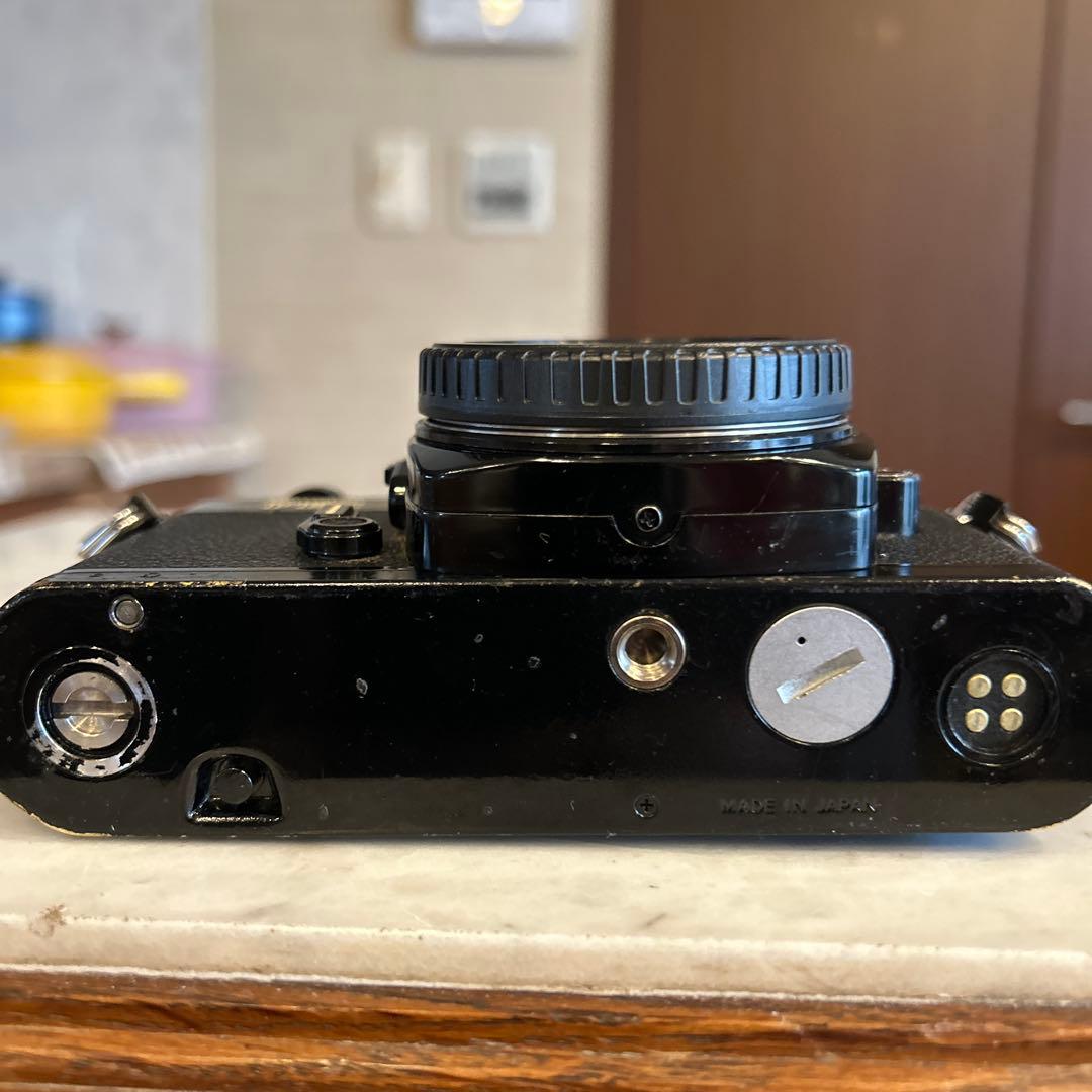 Nikon FE2 稼働品ですがレンズ脱着ボタンが食い込んでいます。