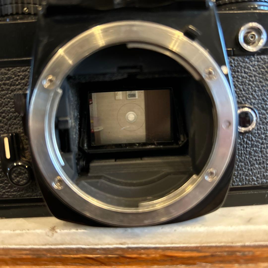 Nikon FE2 稼働品ですがレンズ脱着ボタンが食い込んでいます。