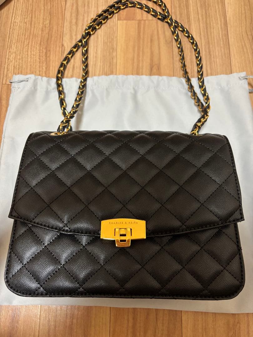 チャールズアンドキース　クレシダ キルトチェーンストラップバッグ