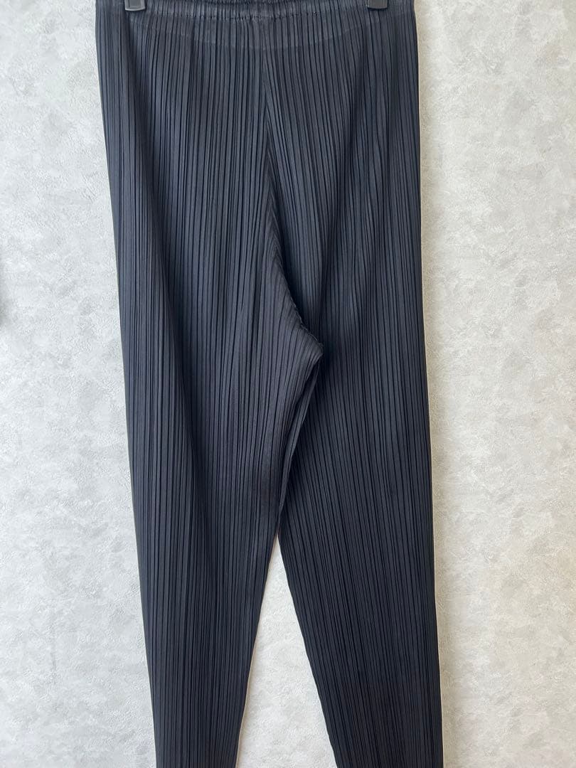 ブラック プリーツパンツ カットオフ裾
