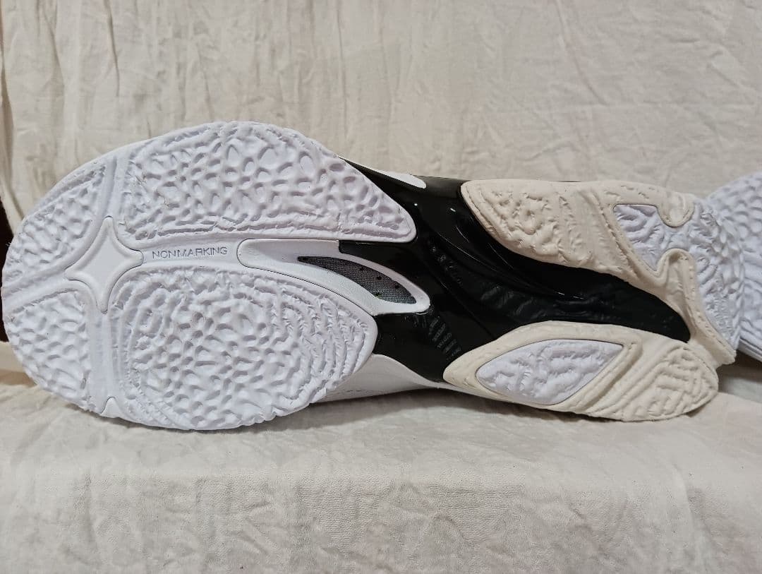 ミズノバレーボールシューズ ウェーブライトニング Z8 WIDE 26.5センチ