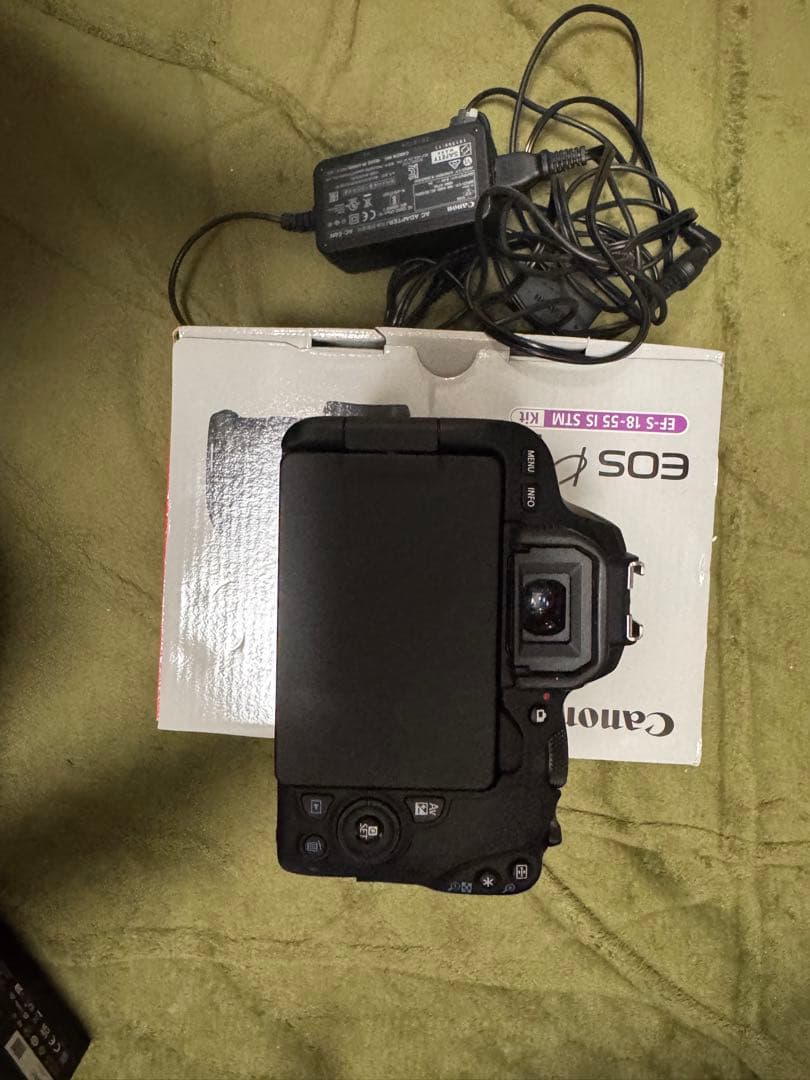 Canon EOS Kiss X9 デジタル一眼レフカメラ　中古