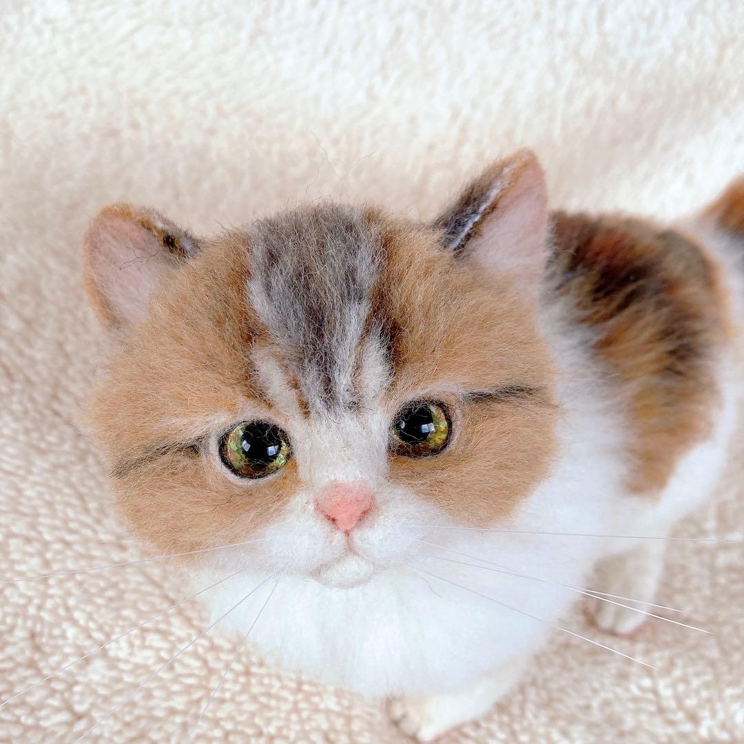 羊毛フェルト猫　全身　リアル可愛い三毛のマンチカン